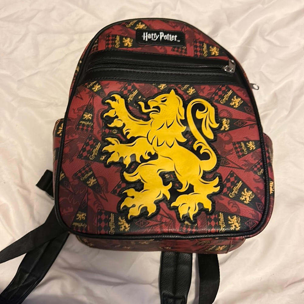 Hogwarts ( Harry Potter ) Tiny Backpack - image 1